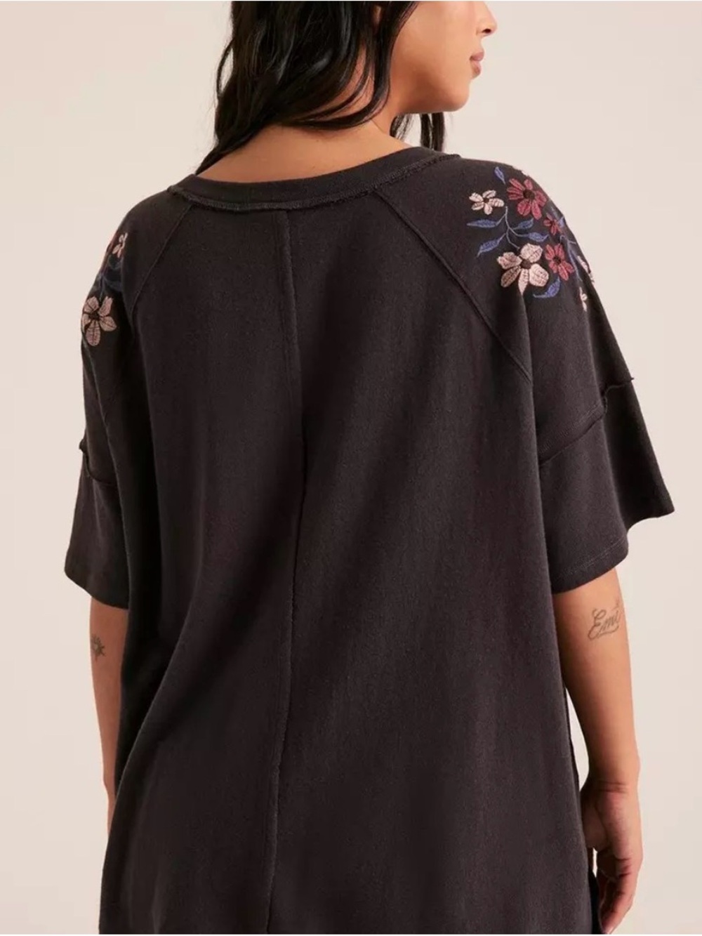 Festi by Torrid black/gray short sleeve tee with floral embroidery Torrid Size 3 - Picture 2 of 9